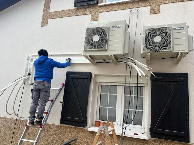 Profesional trabajando en equipos de climatización
